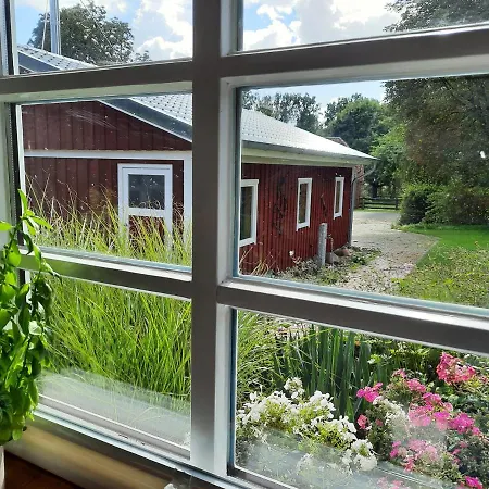 Idyllisches Schwedenhaus In Ruhiger Hanglage